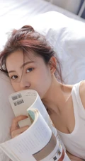 笑容甜美的酒窝女孩，白背心睡裤穿搭居家室内清爽动人写真美照