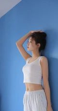 笑容甜美的酒窝女孩，白背心睡裤穿搭居家室内清爽动人写真美照