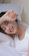 笑容甜美的酒窝女孩，白背心睡裤穿搭居家室内清爽动人写真美照