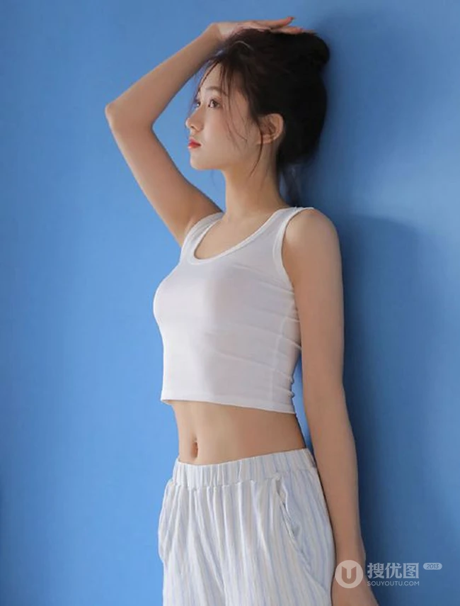 笑容甜美的酒窝女孩，白背心睡裤穿搭居家室内清爽动人写真美照
