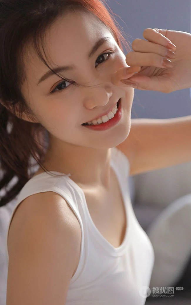 笑容甜美的酒窝女孩，白背心睡裤穿搭居家室内清爽动人写真美照