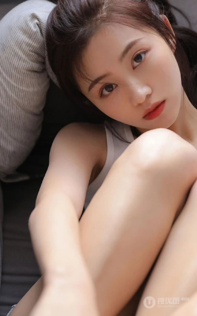 笑容甜美的酒窝女孩，白背心睡裤穿搭居家室内清爽动人写真美照