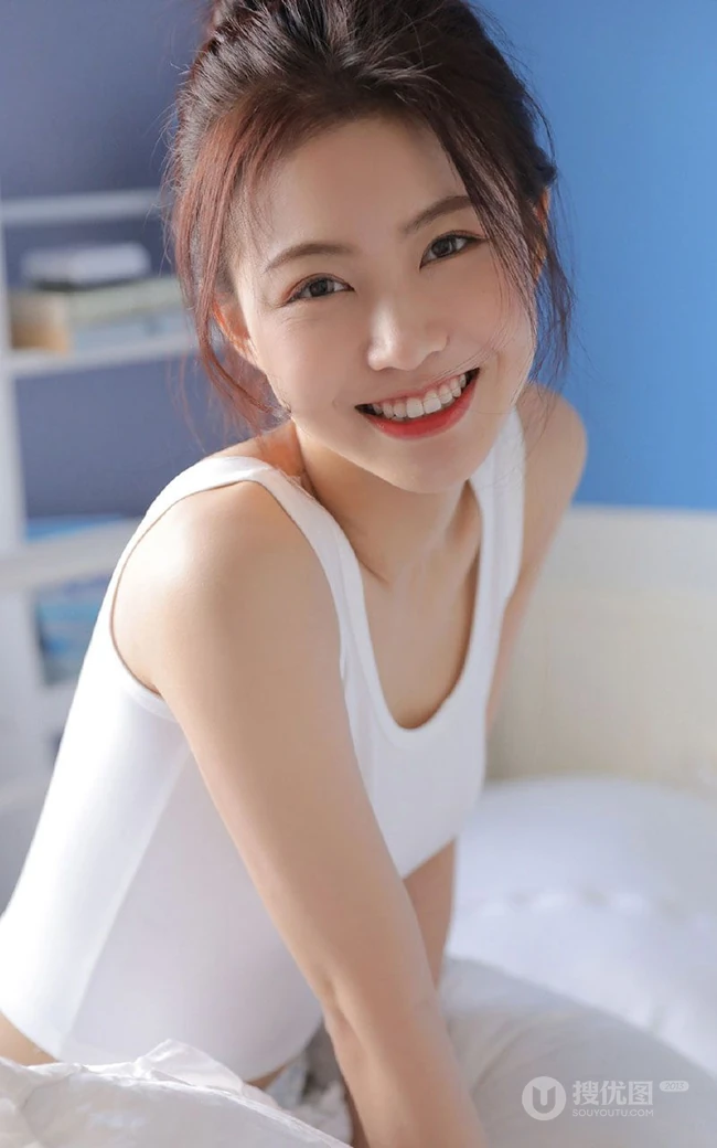 笑容甜美的酒窝女孩，白背心睡裤穿搭居家室内清爽动人写真美照
