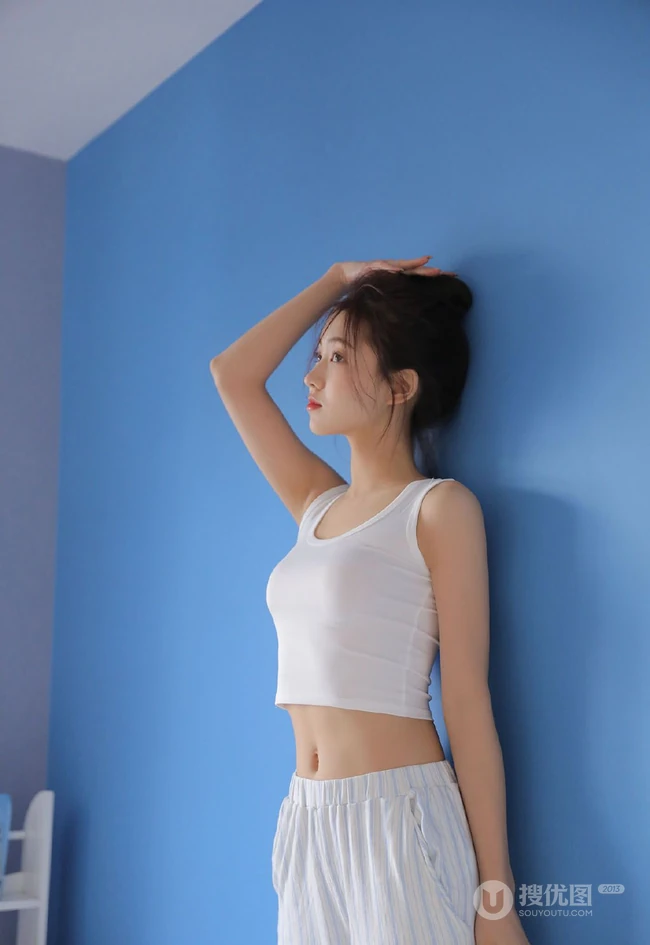 笑容甜美的酒窝女孩，白背心睡裤穿搭居家室内清爽动人写真美照
