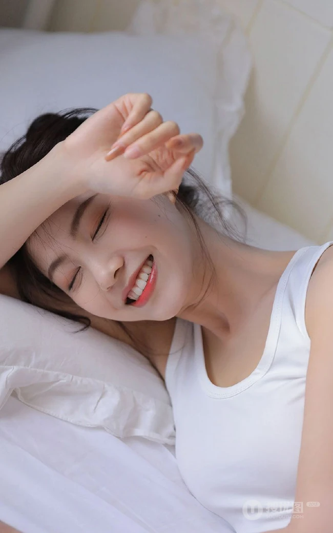 笑容甜美的酒窝女孩，白背心睡裤穿搭居家室内清爽动人写真美照