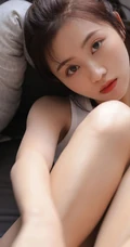 笑容甜美的酒窝女孩，白背心睡裤穿搭居家室内清爽动人写真美照
