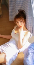 夏天的风，漂亮浅粉马尾辫气质女生纯白肩带家居服室内气质图片