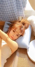 夏天的风，漂亮浅粉马尾辫气质女生纯白肩带家居服室内气质图片