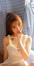 夏天的风，漂亮浅粉马尾辫气质女生纯白肩带家居服室内气质图片