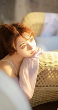 夏天的风，漂亮浅粉马尾辫气质女生纯白肩带家居服室内气质图片