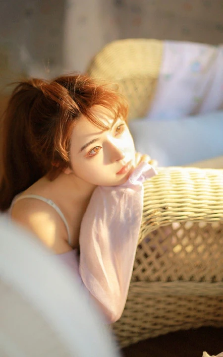 夏天的风，漂亮浅粉马尾辫气质女生纯白肩带家居服室内气质图片