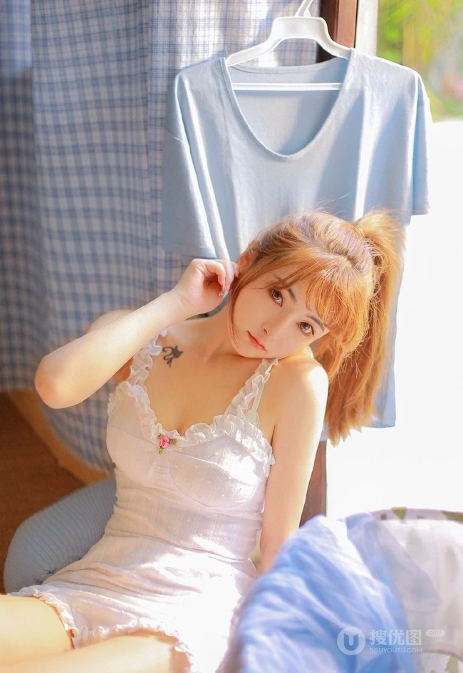 夏天的风，漂亮浅粉马尾辫气质女生纯白肩带家居服室内气质图片