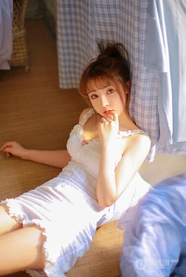 夏天的风，漂亮浅粉马尾辫气质女生纯白肩带家居服室内气质图片