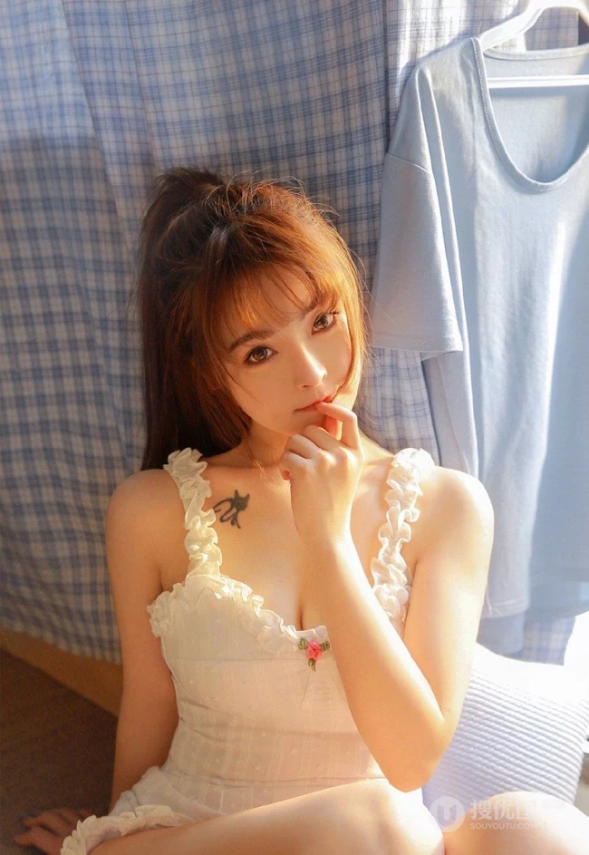 夏天的风，漂亮浅粉马尾辫气质女生纯白肩带家居服室内气质图片