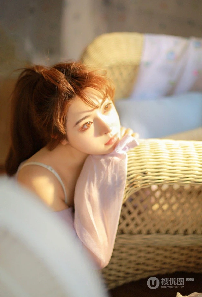 夏天的风，漂亮浅粉马尾辫气质女生纯白肩带家居服室内气质图片