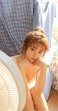 夏天的风，漂亮浅粉马尾辫气质女生纯白肩带家居服室内气质图片