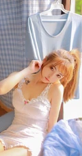 夏天的风，漂亮浅粉马尾辫气质女生纯白肩带家居服室内气质图片