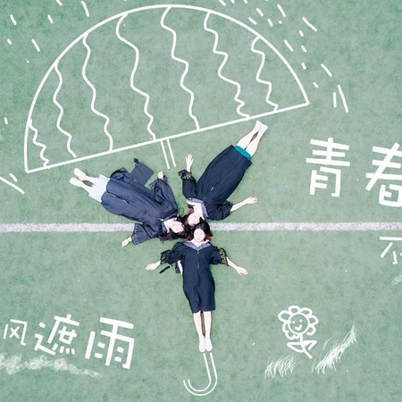 毕业季图片，三个女大学生的创意毕业照搞怪温情带文字图片