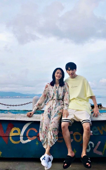 姚晨晒《夏日暖洋洋》中搭档白宇CP感十足海边旅拍合照
