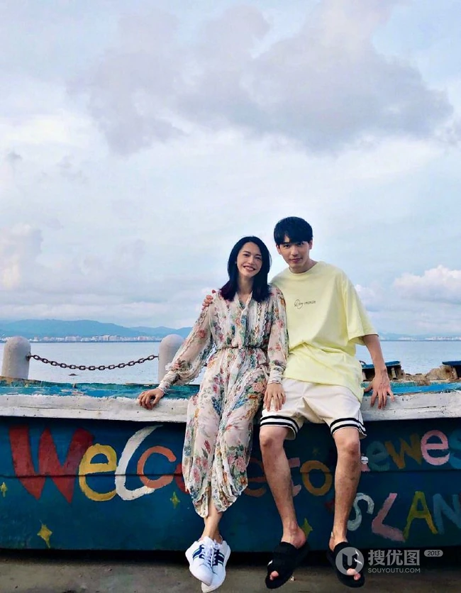 姚晨晒《夏日暖洋洋》中搭档白宇CP感十足海边旅拍合照