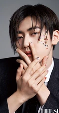 山东烟台男演员、歌手焉栩嘉百变穿搭帅气杂志写真照