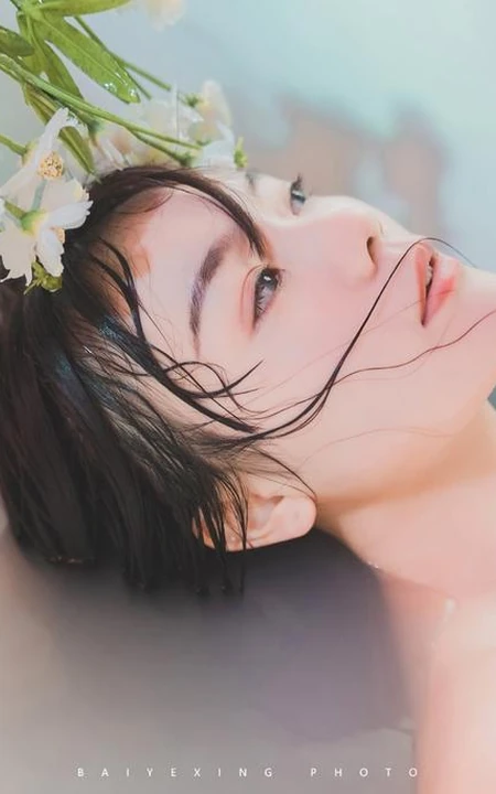 牛奶浴，穿着轻纱睡裙的女孩在浴缸唯美清透艺术摄影摄影图集