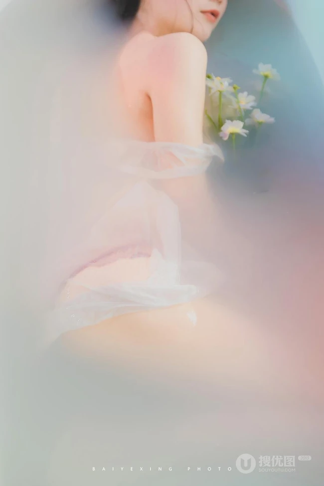 牛奶浴，穿着轻纱睡裙的女孩在浴缸唯美清透艺术摄影摄影图集
