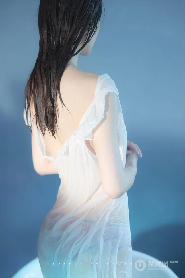 牛奶浴，穿着轻纱睡裙的女孩在浴缸唯美清透艺术摄影摄影图集