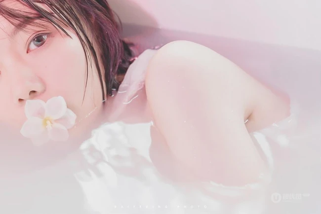 牛奶浴，穿着轻纱睡裙的女孩在浴缸唯美清透艺术摄影摄影图集