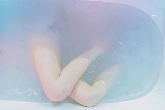牛奶浴，穿着轻纱睡裙的女孩在浴缸唯美清透艺术摄影摄影图集