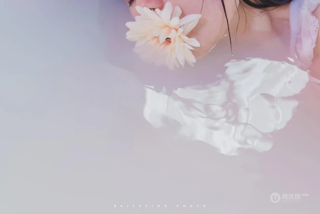 牛奶浴，穿着轻纱睡裙的女孩在浴缸唯美清透艺术摄影摄影图集