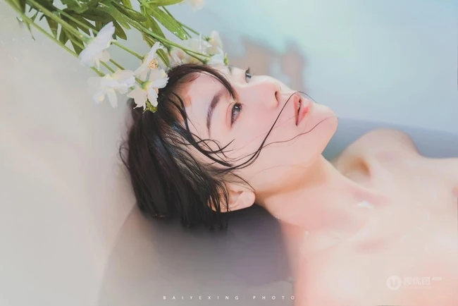 牛奶浴，穿着轻纱睡裙的女孩在浴缸唯美清透艺术摄影摄影图集