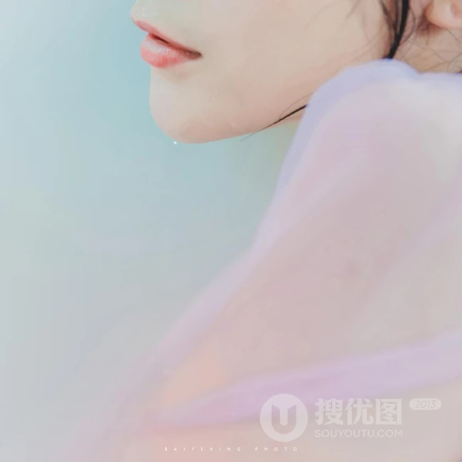 牛奶浴，穿着轻纱睡裙的女孩在浴缸唯美清透艺术摄影摄影图集