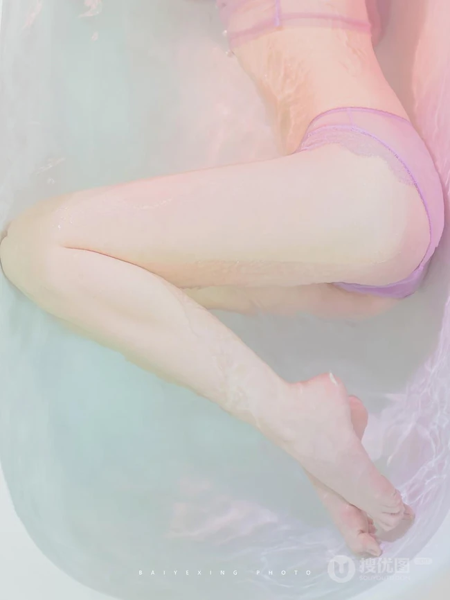 牛奶浴，穿着轻纱睡裙的女孩在浴缸唯美清透艺术摄影摄影图集