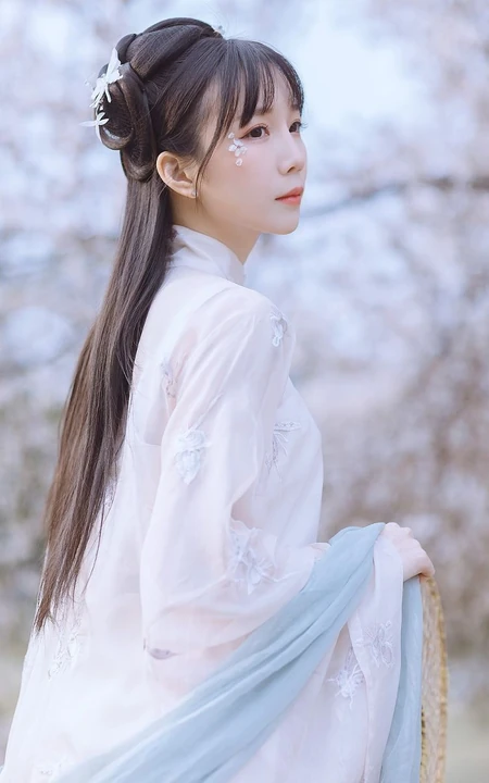 仙气飘飘古装汉服女生梨花树下唯美摄影写真图集