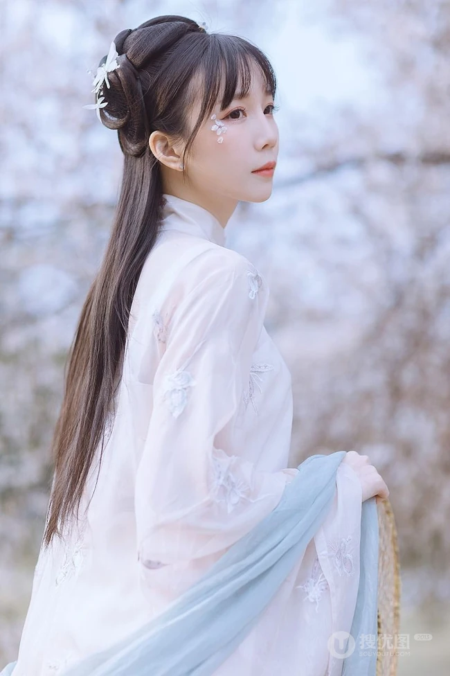仙气飘飘古装汉服女生梨花树下唯美摄影写真图集