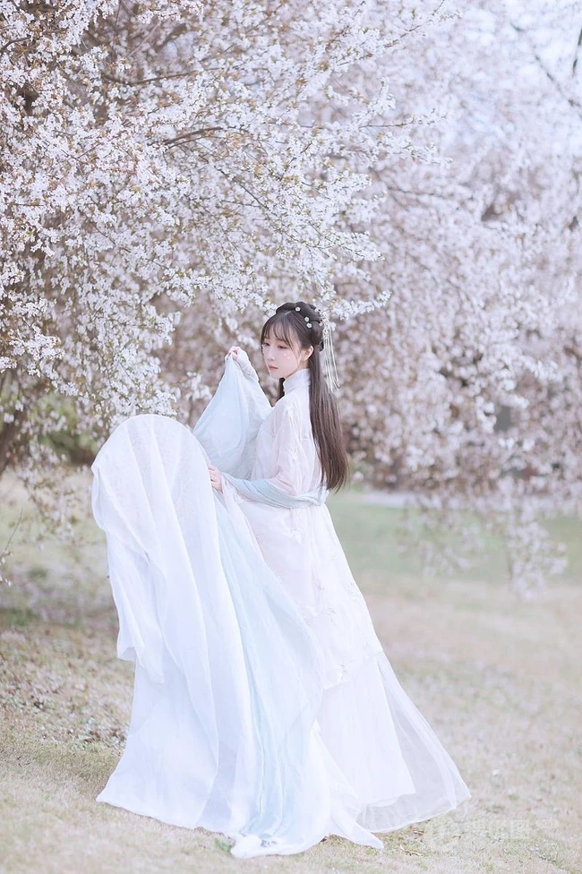 仙气飘飘古装汉服女生梨花树下唯美摄影写真图集