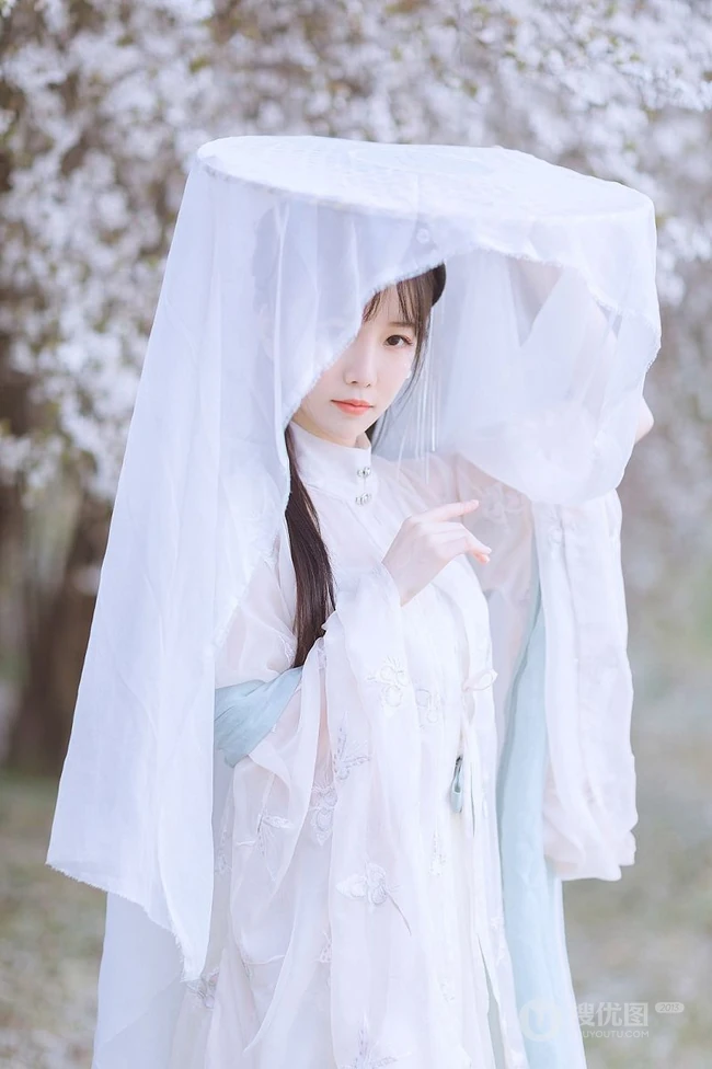 仙气飘飘古装汉服女生梨花树下唯美摄影写真图集