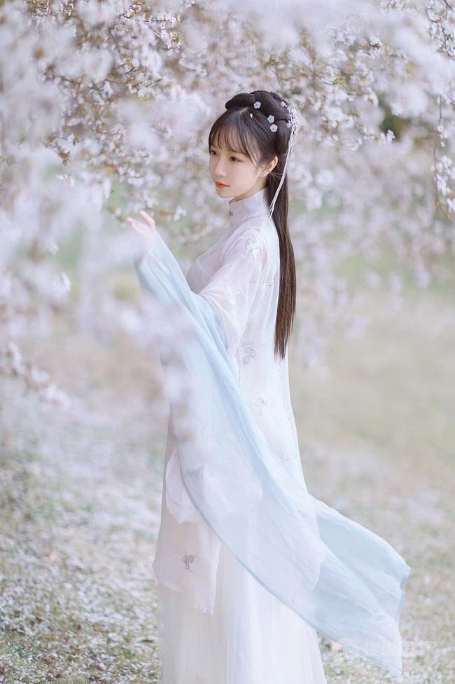 仙气飘飘古装汉服女生梨花树下唯美摄影写真图集