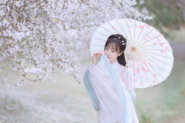 仙气飘飘古装汉服女生梨花树下唯美摄影写真图集