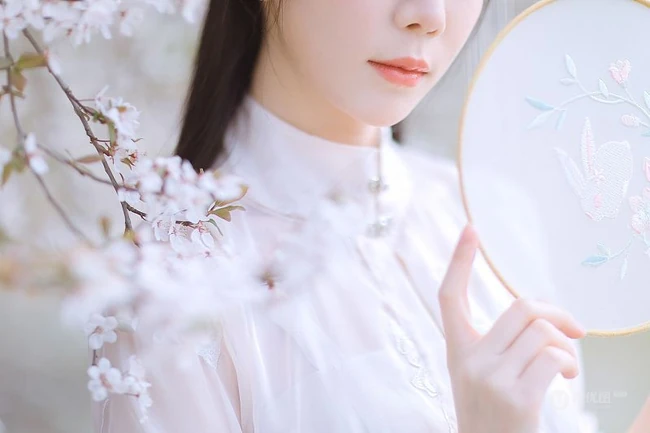 仙气飘飘古装汉服女生梨花树下唯美摄影写真图集