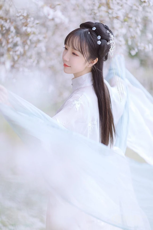 仙气飘飘古装汉服女生梨花树下唯美摄影写真图集