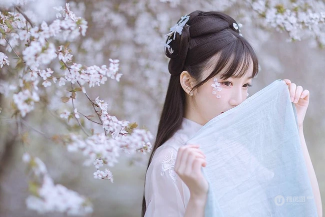 仙气飘飘古装汉服女生梨花树下唯美摄影写真图集