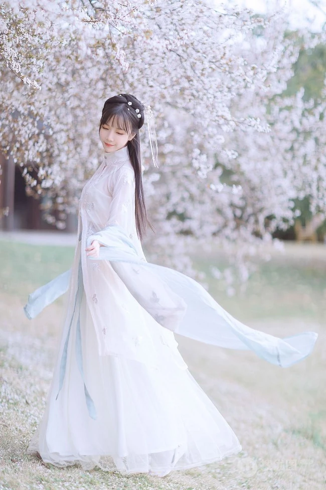 仙气飘飘古装汉服女生梨花树下唯美摄影写真图集
