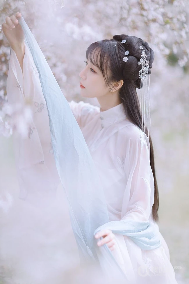仙气飘飘古装汉服女生梨花树下唯美摄影写真图集