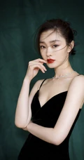 宋轶气质肩带港风黑裙写真美照
