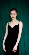 宋轶气质肩带港风黑裙写真美照