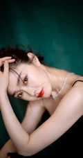 宋轶气质肩带港风黑裙写真美照
