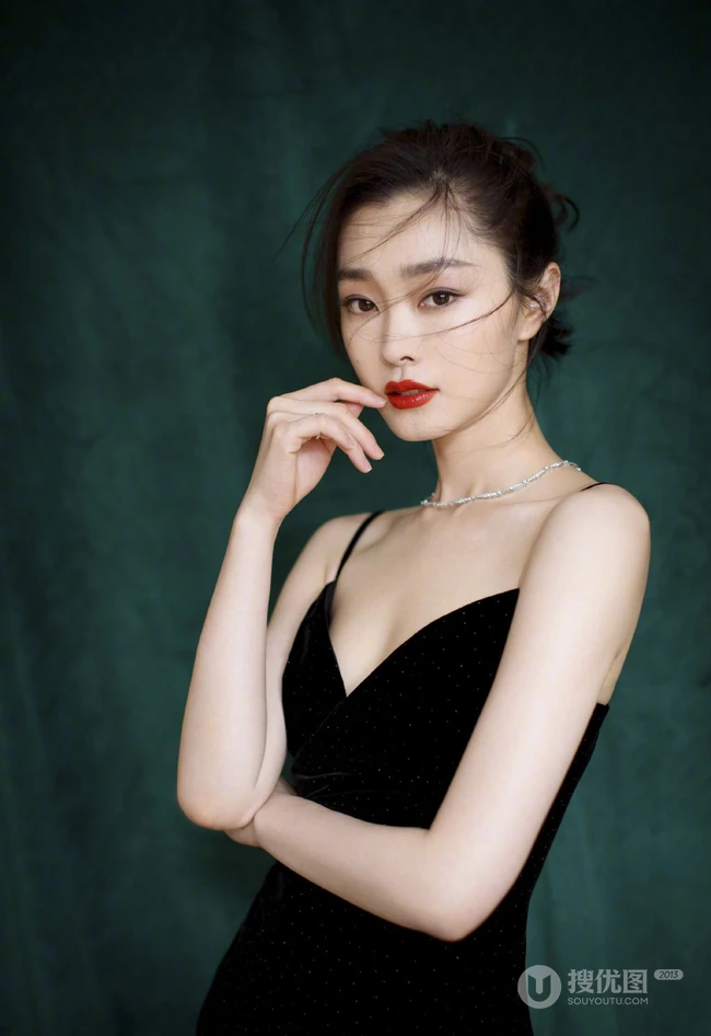 宋轶气质肩带港风黑裙写真美照
