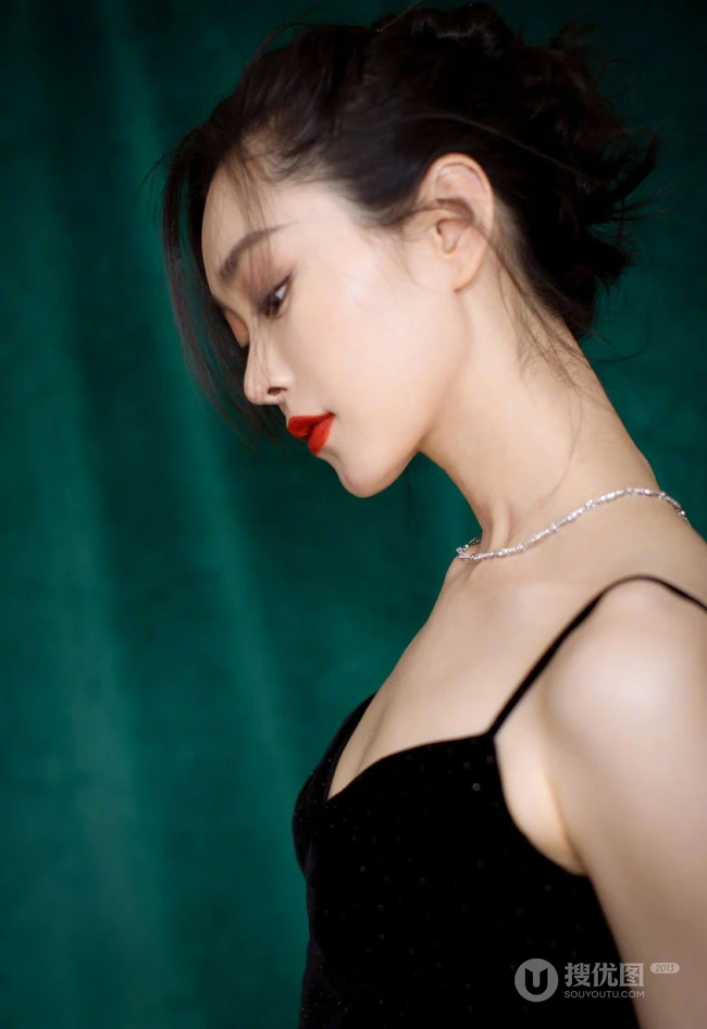 宋轶气质肩带港风黑裙写真美照